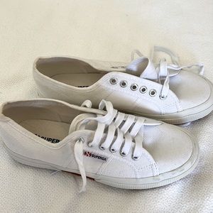 Supera size 8 white shoes